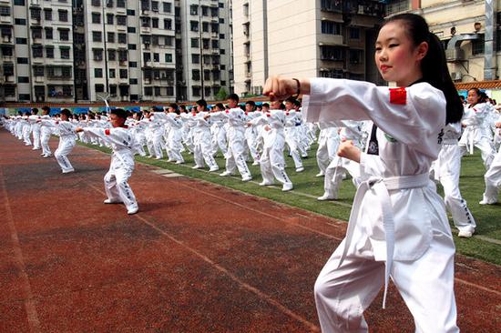 灯展汇演长街宴、露营徒步音乐会14种好玩的