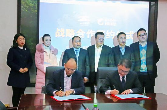 赤水旅游发展股份有限公司总经理曾文峰（左）与携程地面事业部总经理方洪峰分别作为双方代表进行了本次签约。