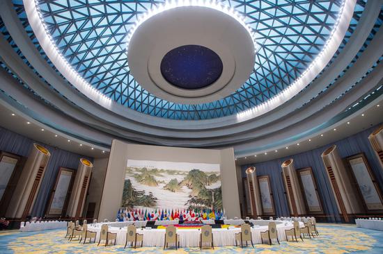 参观G20峰会主会场——杭州国际博览中心。 陈中秋 摄