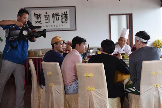 嘉宾品尝海南美食