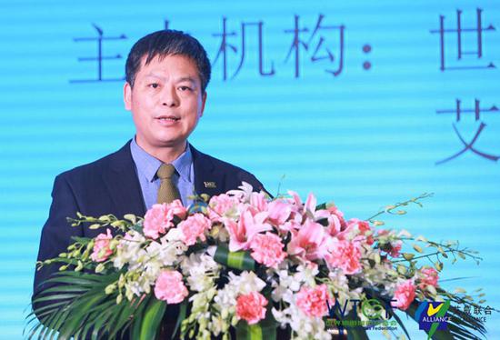 世界旅游城市联合会常务副秘书长李宝春主持论坛活动