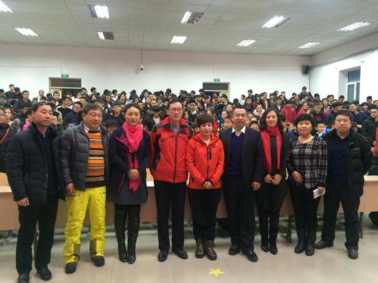 嘉荫县冰雪活动进校园 滑雪冠军郭丹丹推广冰