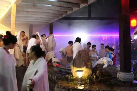 游客被万福温泉室外99个原生态泡池所陶醉