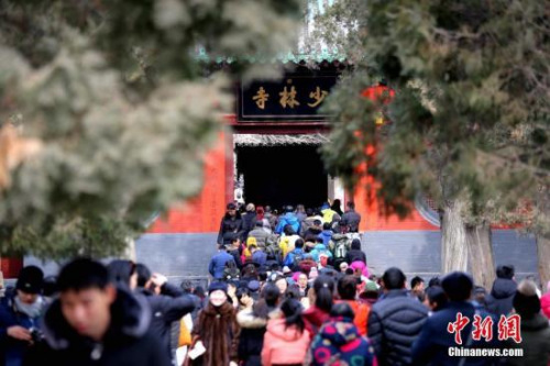 1月30日，河南登封嵩山少林寺，来自海内外的数万游客涌入少林寺烧香许愿赏民俗。中新社记者 王中举 摄