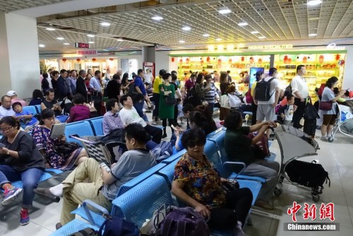 2月1日，春节假期临近尾声，海南三亚凤凰机场迎来返程客流高峰。图为机场候机厅等待的旅客。 中新社记者 李慧思 摄