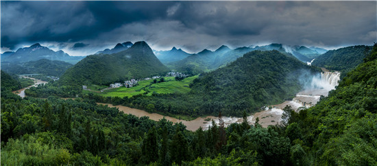 九龙瀑布群全景/摄影：袁国林