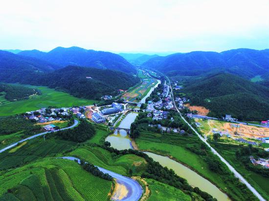 舟行碧波上 人在画中游 --马龙县马过河风光