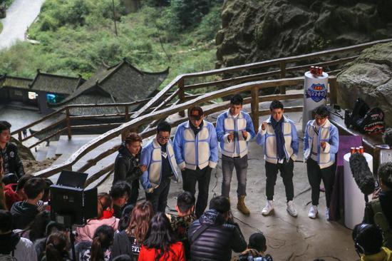 《我们十七岁》韩东君玩游戏男友力爆棚 滑仔