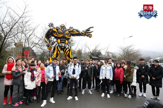 重庆女婿欧弟变身游戏黑洞 到仙女山卖艺讨饭