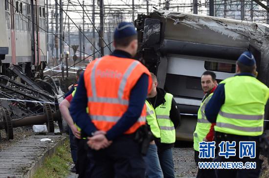 2月18日，在比利时鲁汶市，救援人员和警察在列车事故现场工作。新华社/路透