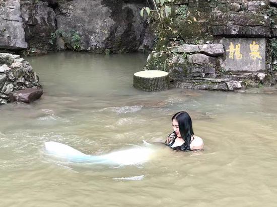 黄龙洞旗袍盛典在即 响水河惊现 美人鱼