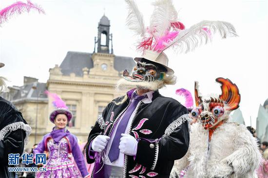 来自世界各地的狂欢者参加法国巴黎盛装狂欢