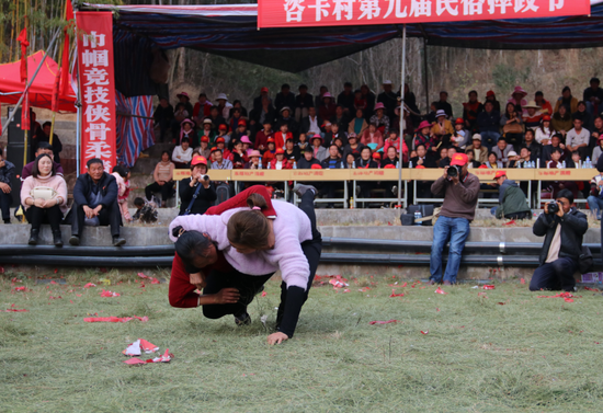 马龙县咨卡村2017年风情摔跤节精彩瞬间回放