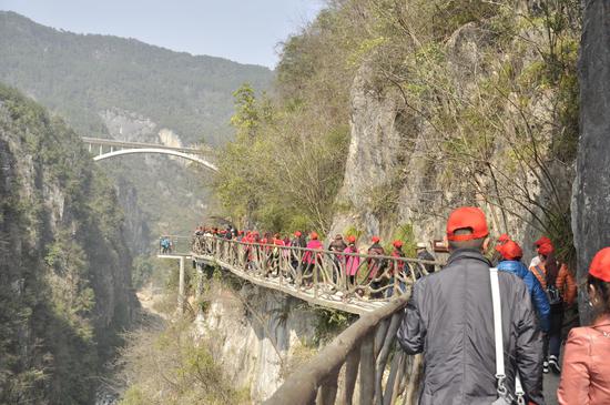 万人开启黔江踏青之旅 点赞淳朴小镇