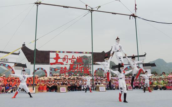 杂技表演 莫果蕾\/摄