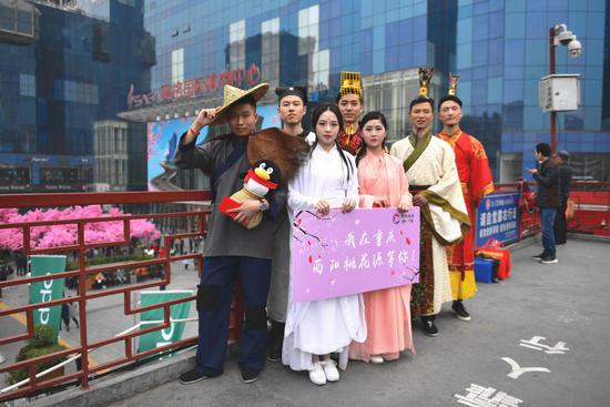 "秦始皇"复活西安街头 领万人穿越酉阳桃花源图片