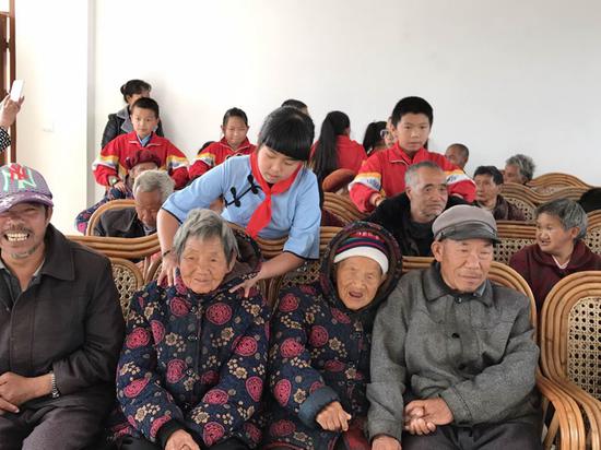 云南保山:龙陵县龙山小学走进敬老院学雷锋活