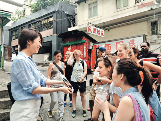 跟随专家的脚步，在香港的街头角落发现艺术与生活融合的乐趣。图片来源：香港旅游发展局