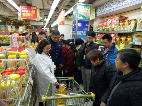 专家现场指导顾客鉴别食用油优劣