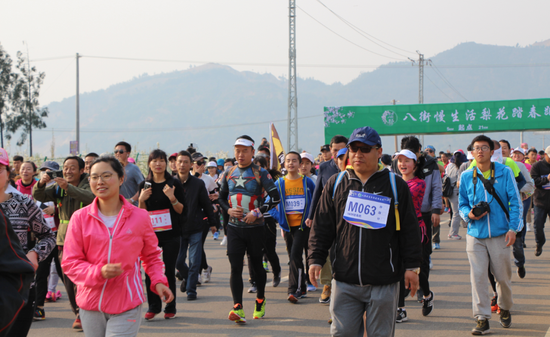 云南安宁八街慢生活梨花踏春跑活动在万亩梨