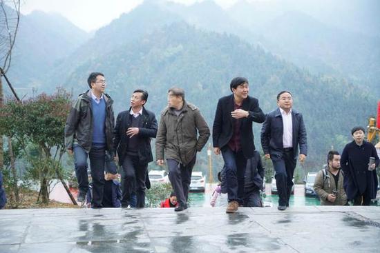 专家组考察雪峰山旅游开发的景区景点