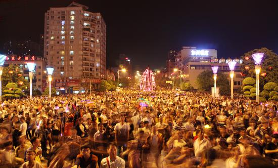 人潮如涌赶庙会