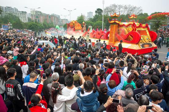2016年丰都庙会天子出巡场面