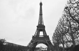 巴黎埃菲尔铁塔关闭灯光