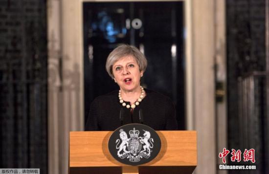 英国首相府称，首相特雷莎·梅平安无事。英国媒体援引目击者消息称，事发后，特雷莎·梅乘坐一辆银色捷豹汽车离开议会大厦。图为特雷莎·梅就此次袭击事件发表讲话。