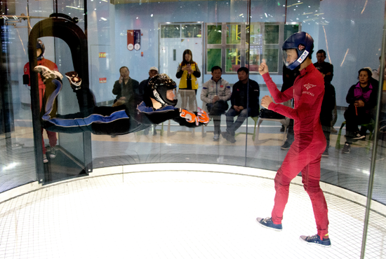 全国首次室内跳伞营训在重庆际华园举行