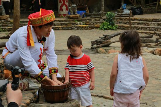 《妈妈是超人》飞进槟榔谷 鲜肉萌宝大作战