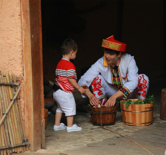 《妈妈是超人》飞进槟榔谷 鲜肉萌宝大作战