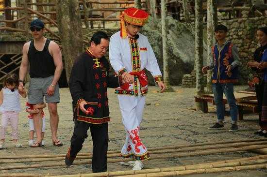 《妈妈是超人》飞进槟榔谷 鲜肉萌宝大作战