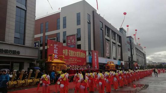 花园村已形成原木市场,板材市场,雕刻·油漆中心,产业园区以及红木
