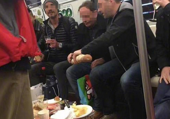 老外地铁摆桌大肆吃喝 网友:素质问题不分国界