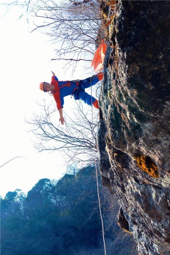 飞拉达秘境 30位旅游大咖变身攀岩“蜘蛛侠”