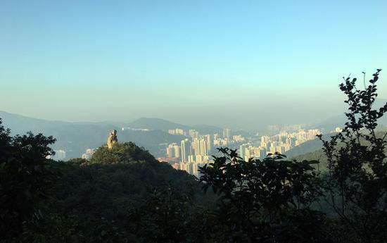 沿着狮子山郊野公园健行，可看到香港胜景之一：著名的望夫石（图片来源： 香港旅游发展局）