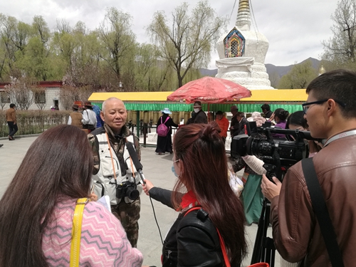 老摄影家全玉玺接受西藏当地媒体访问