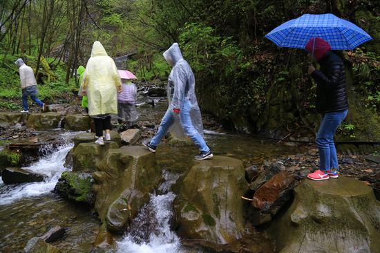 百人旅游团走进安康镇坪 寻找中国最慢的时光