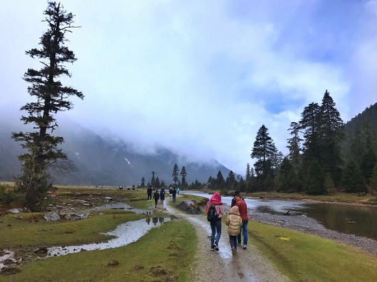 时而下起点小雨，但不影响路两旁的美景