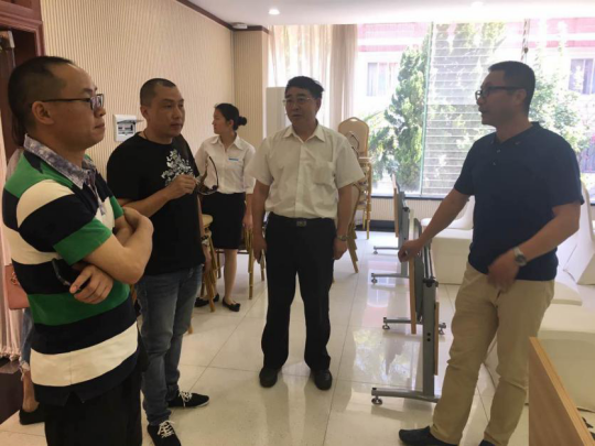 云南省民办教育协会副秘书长訾鸣(左一)考察研学接待能力