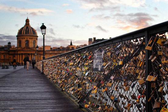 巴黎塞纳河上艺术桥被拆后 爱情锁将拍卖
