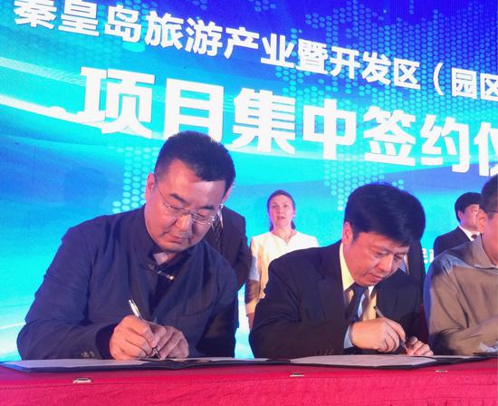 北戴河新区管委会主任彭云(右)与马迭尔集团董事长助理,运营总监毛