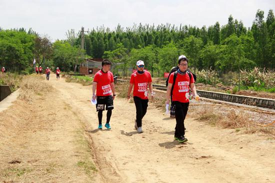 行走在滇池赛道上的爱心人士