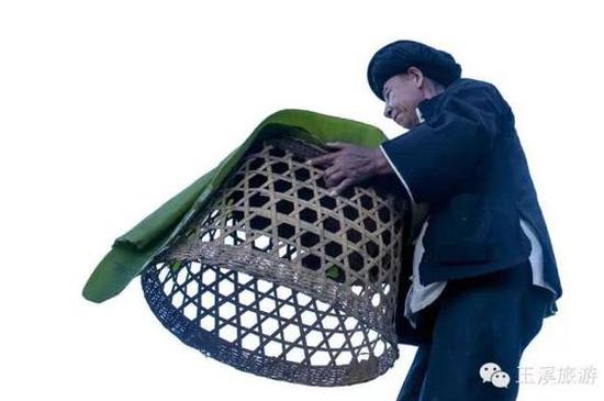 一位年长的“摩批”安放祭祀的神台