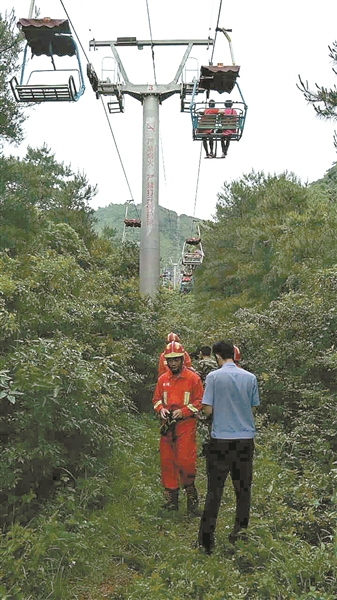 索道停电游客被困半空中。 陆吉坤摄