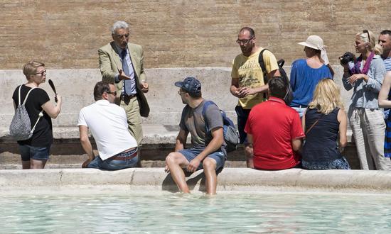 在罗马喷泉洗脚将被重罚     图GJ