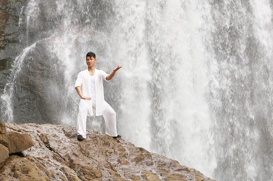 Frank老师在泰宁水际瀑布前