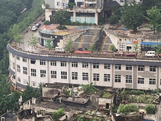 网友在微博上发布的这张照片拍摄于南岸区聚丰江山里小区，网友称其为“屋顶马路”，再次引发网友们对重庆独特地形地貌的热情讨论。图片来自网友微博。
