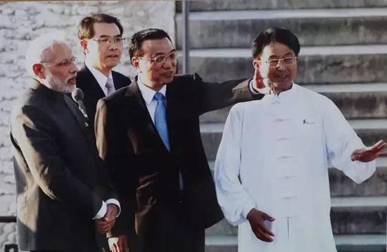 2015年5月在北京天坛公园“太极瑜伽相会”中印文化交流活动中,崔仲三大师为太极拳表演总教练,受到中印两国总理李克强、莫迪亲切会见。